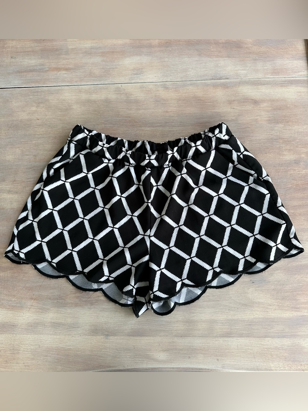 mine boho flowy Black & White Geometric Scalloped-Hem Shorts size M